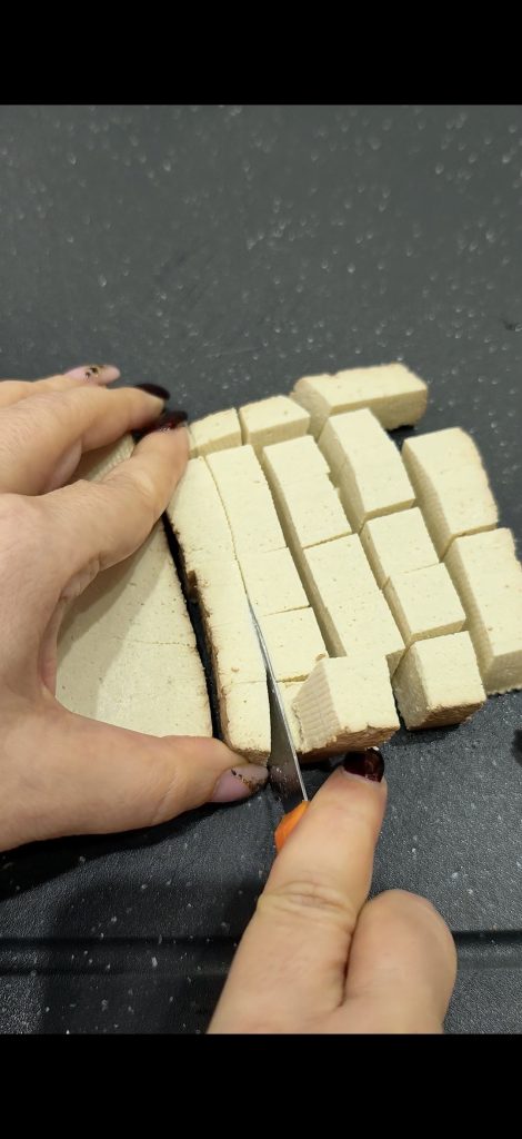 Cortamos el tofu en cubitos