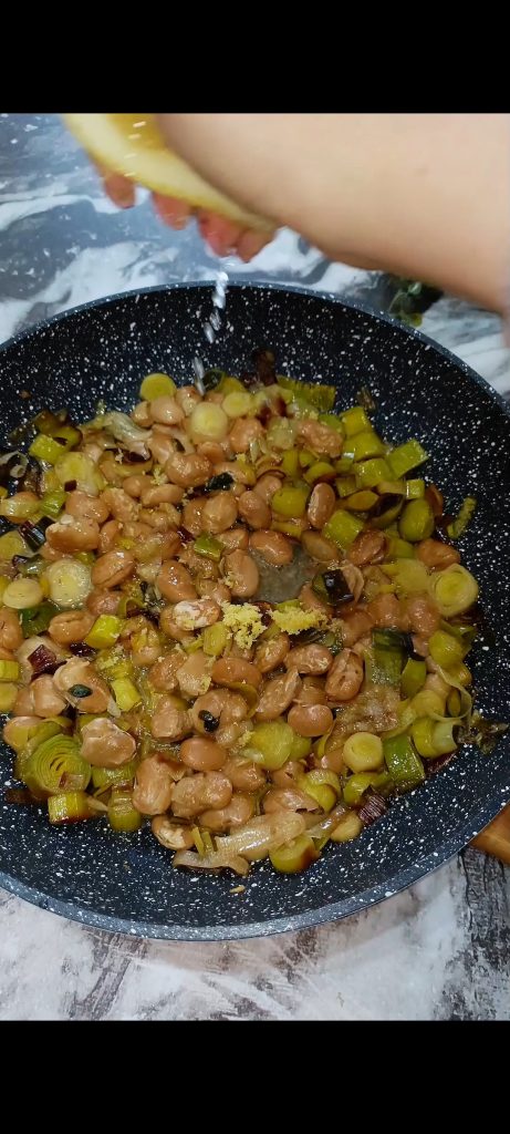 Añadimos zumo y ralladura de limón