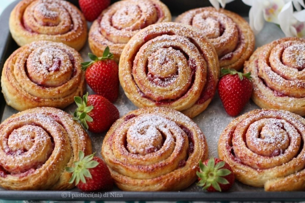 caracolas esponjosas de yogur y fresas sin mantequilla receta i pasticcini di Nina