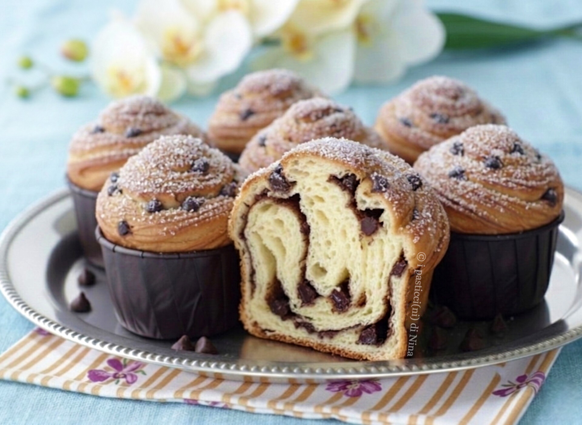 CRUFFIN CON GOTAS DE CHOCOLATE