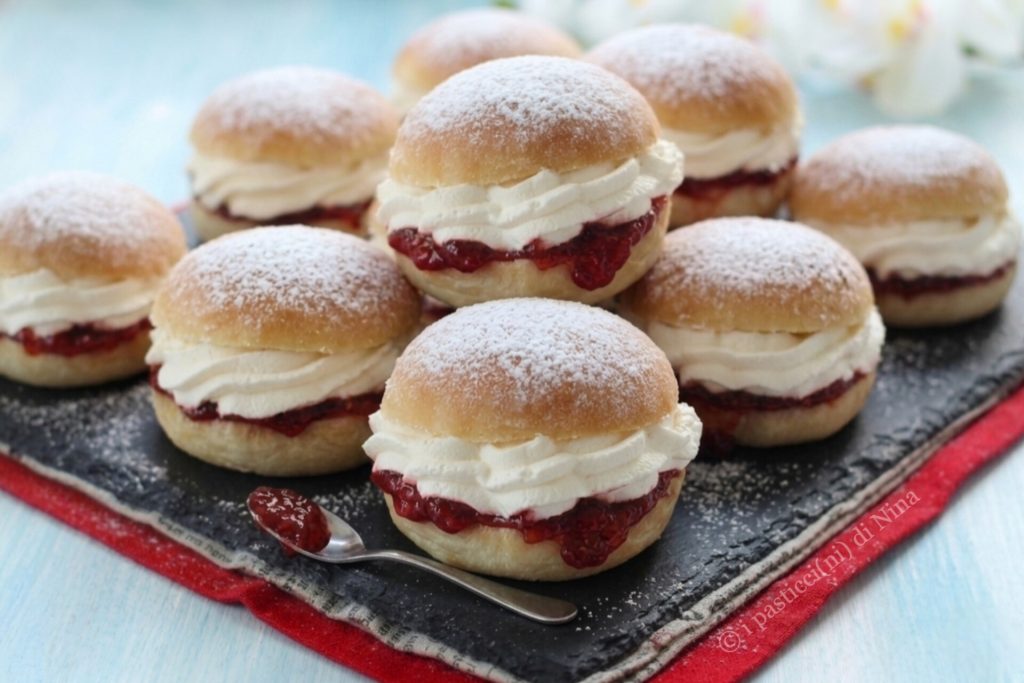 Devonshire splits suaves panecillos dulces ingleses con nata y fresas ricetta i pasticcini di Nina