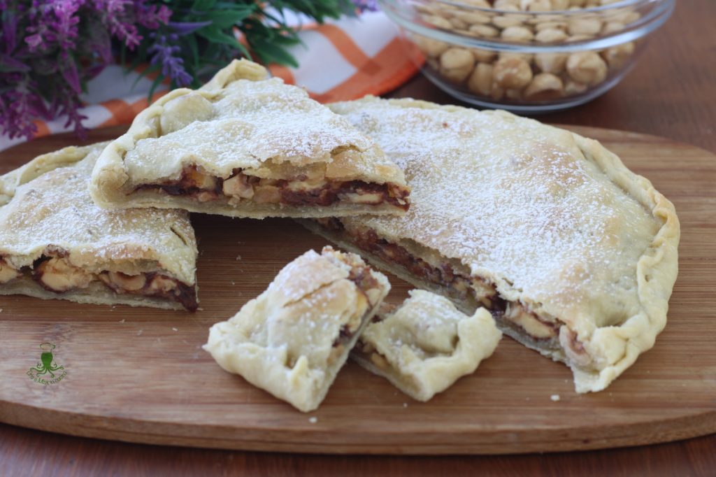 Dulce crujiente con masa matta de chocolate y avellanas