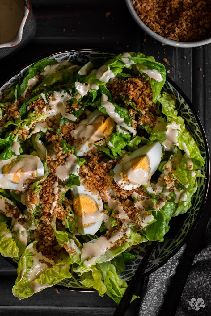 Ensalada sabrosa con pan rallado crujiente