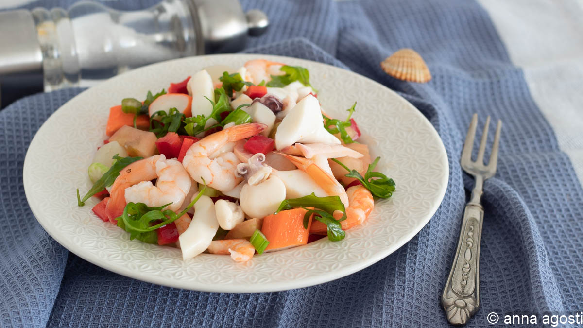 Ensalada de mar con rúcula y tomates