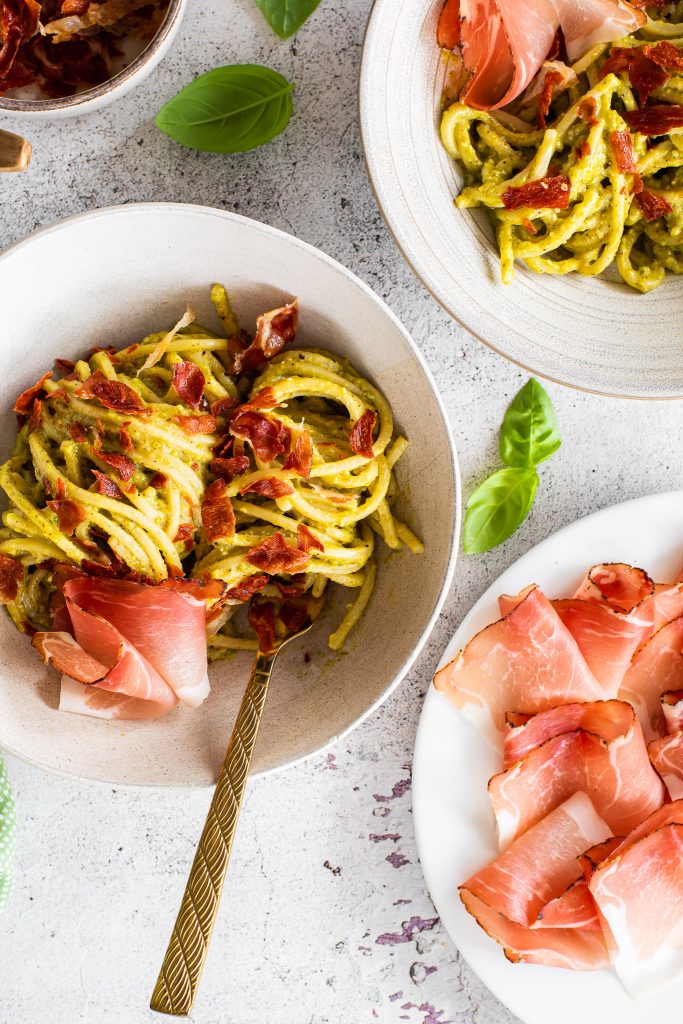 Espaguetis con pesto de pistachos y Speck Alto Adige IGP 