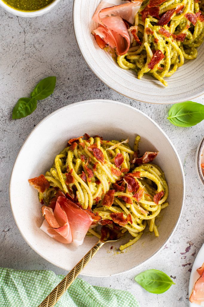 Espaguetis con pesto de pistachos y Speck Alto Adige IGP 