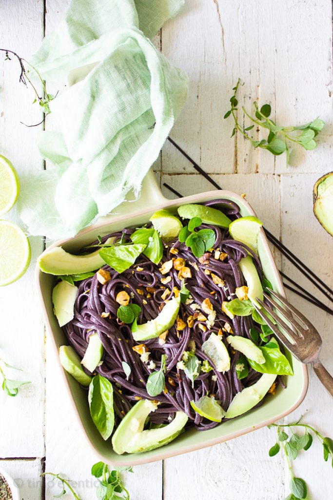 Espaguetis negros con aguacate y orégano