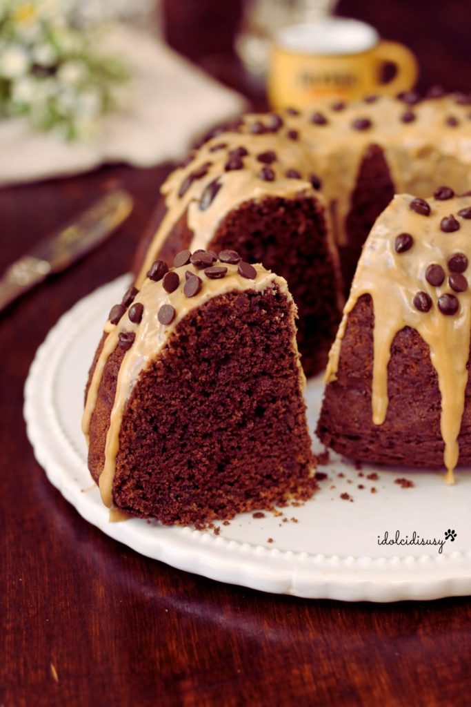Porción de rosca de café con gotas de chocolate negro y glaseado de café, bizcocho esponjoso perfecto para el desayuno