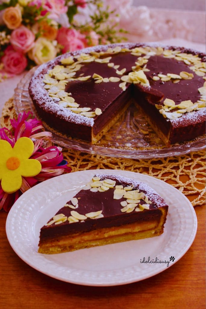 Tarta de chocolate y salsa mou con una porción cortada en un plato