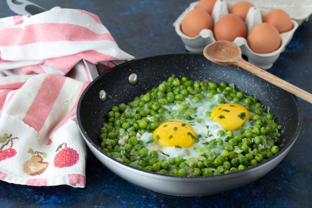 Guisantes con huevos estrellados