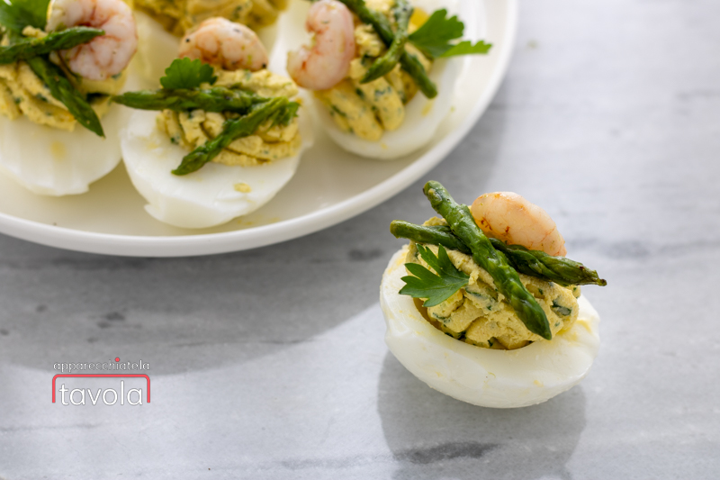 HUEVOS DUROS RELLENOS CON ESPÁRRAGOS Y GAMBAS