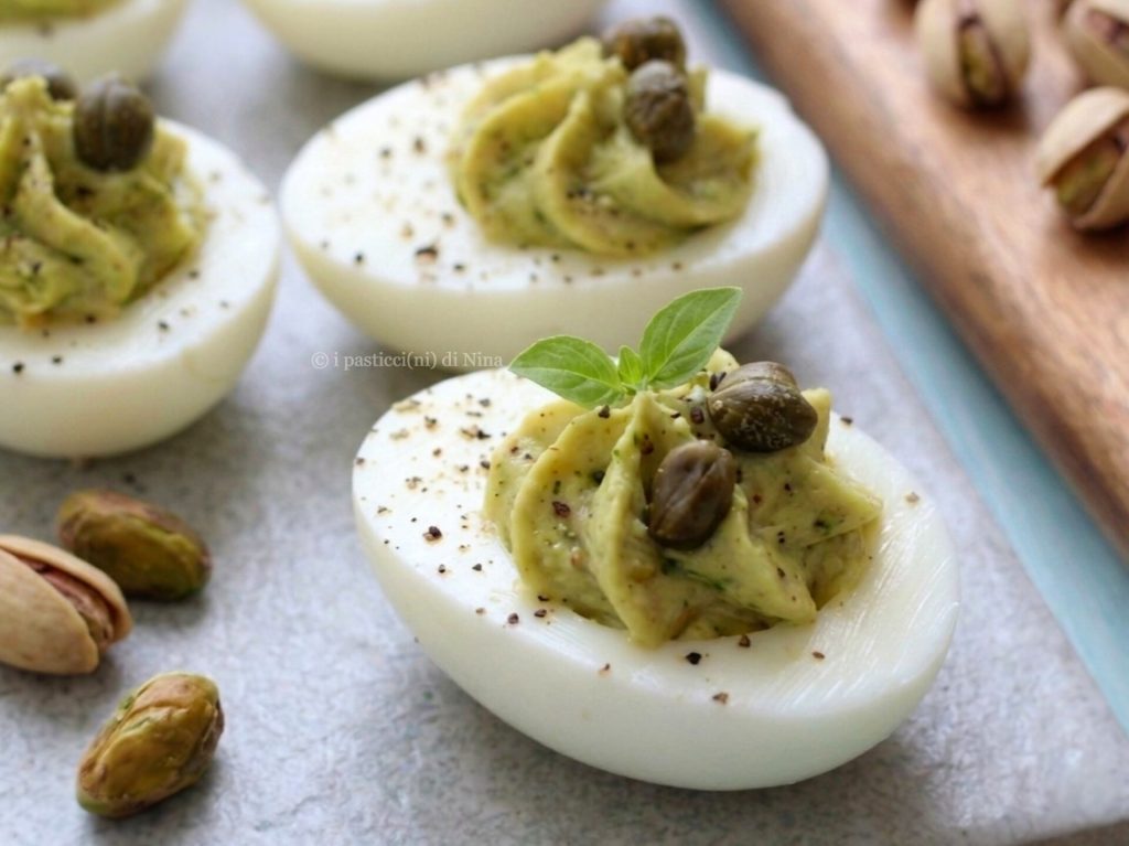 huevos duros rellenos con pesto de pistachos receta para buffet o Pascua i pasticcini di Nina
