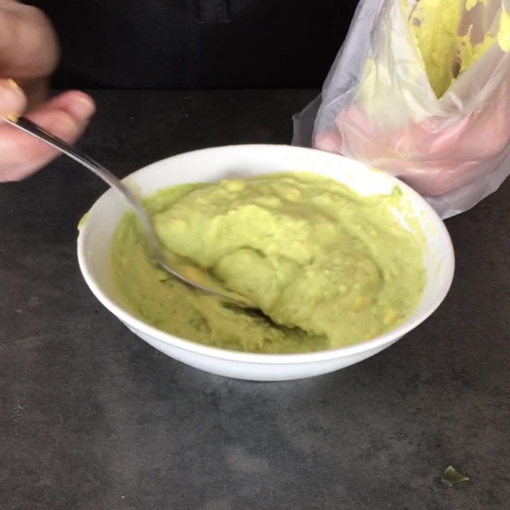 Huevos rellenos de crema de espárragos