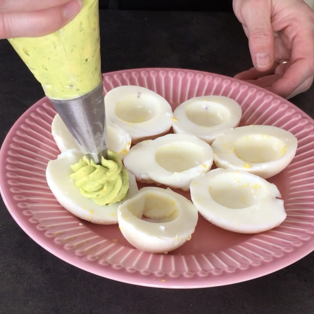 Huevos rellenos de crema de espárragos