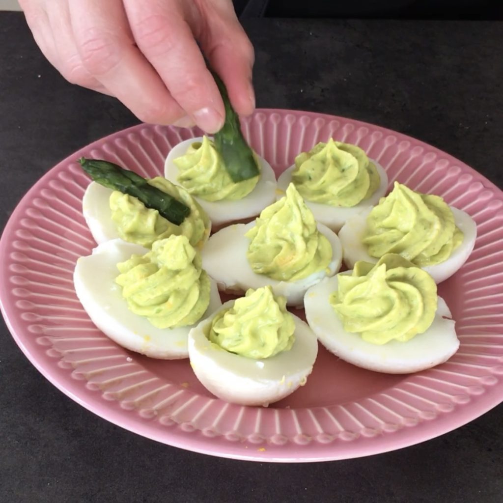 Huevos rellenos de crema de espárragos