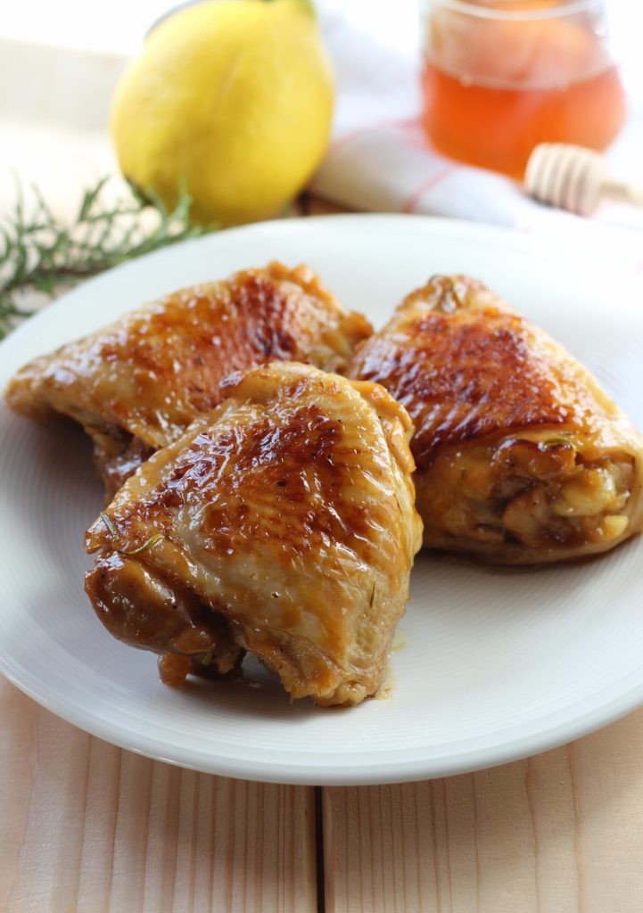 contramuslos de pollo con limón y miel en sartén