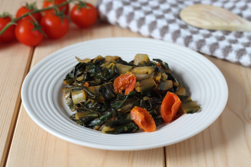 acelgas con tomates cherry en sartén