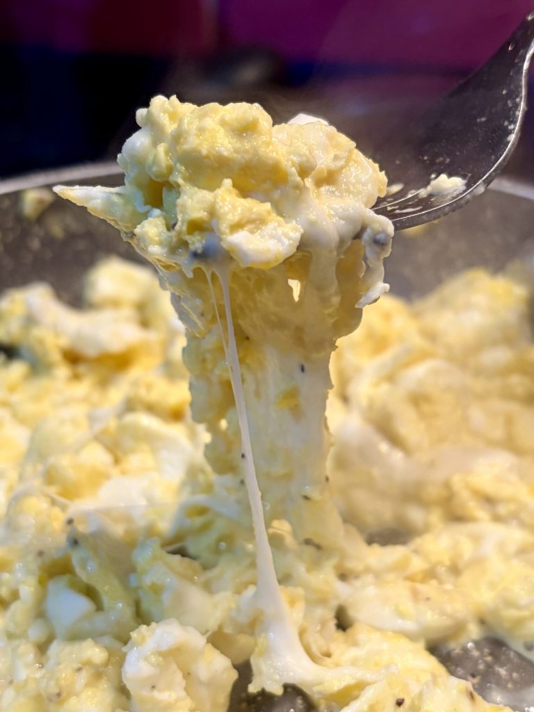 huevos revueltos con mozzarella fundente