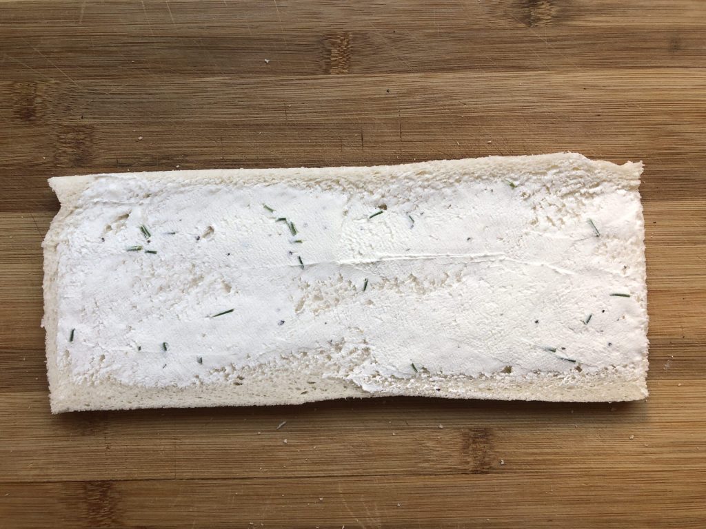 extender la crema de robiola sobre la rebanada