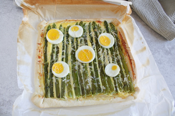 Tarta salada de espárragos y huevos