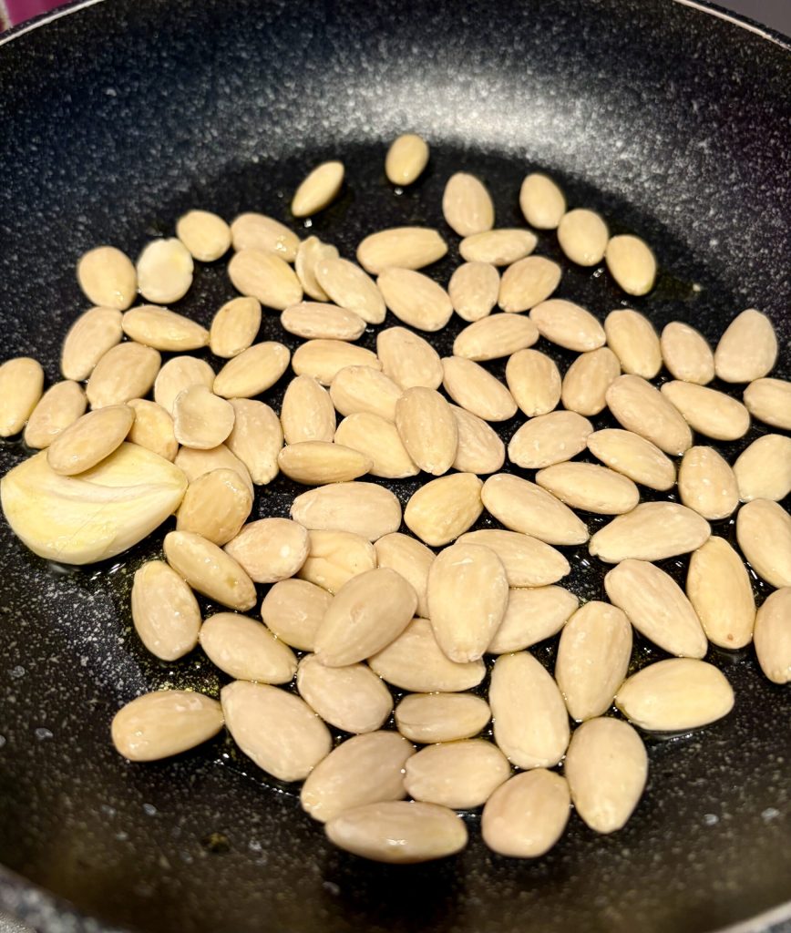 almendras en la sartén con ajo para dar sabor