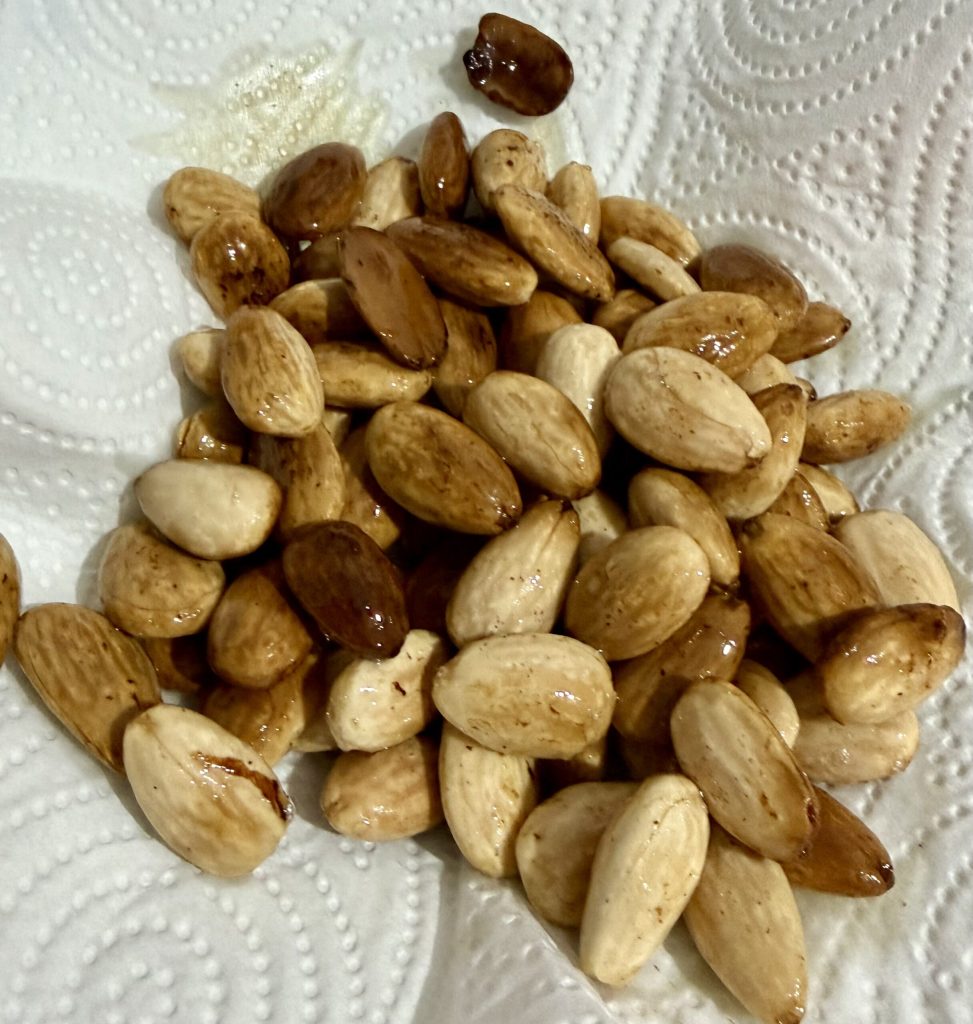 almendras peladas tostadas en sartén para pollo con almendras