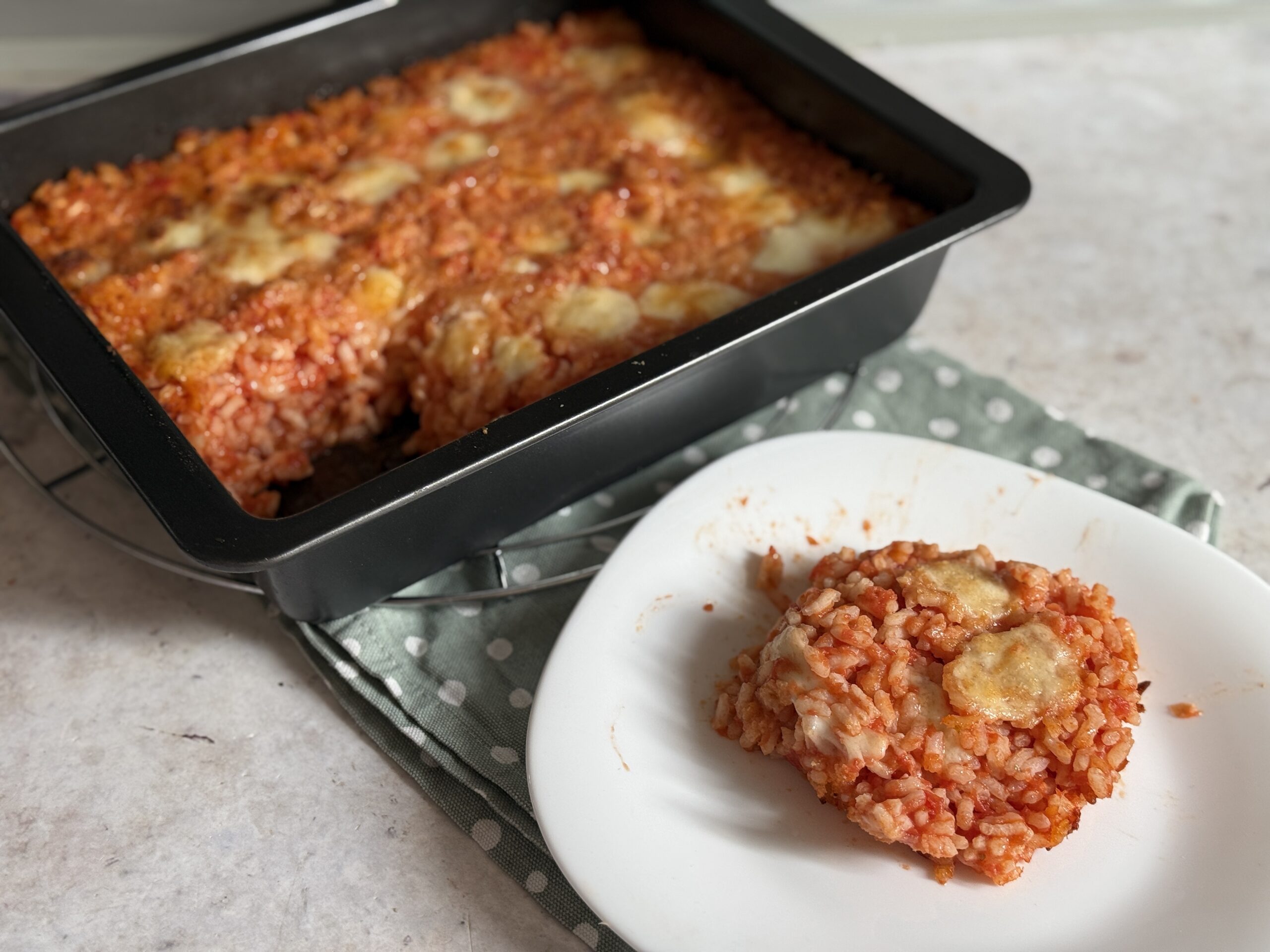 Arroz al horno con tomate y mozzarella – fácil y fundente