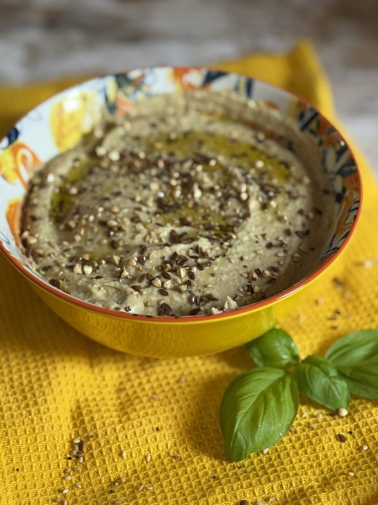 hummus ligero de legumbres mixtas y albahaca
