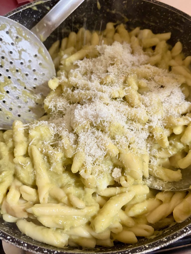 parmesano rallado sobre la pasta cremosa de espárragos
