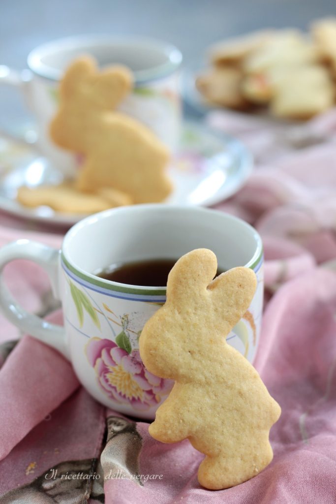 Galletas Saltarelli en forma de conejo para Semana Santa servidas con una taza de café