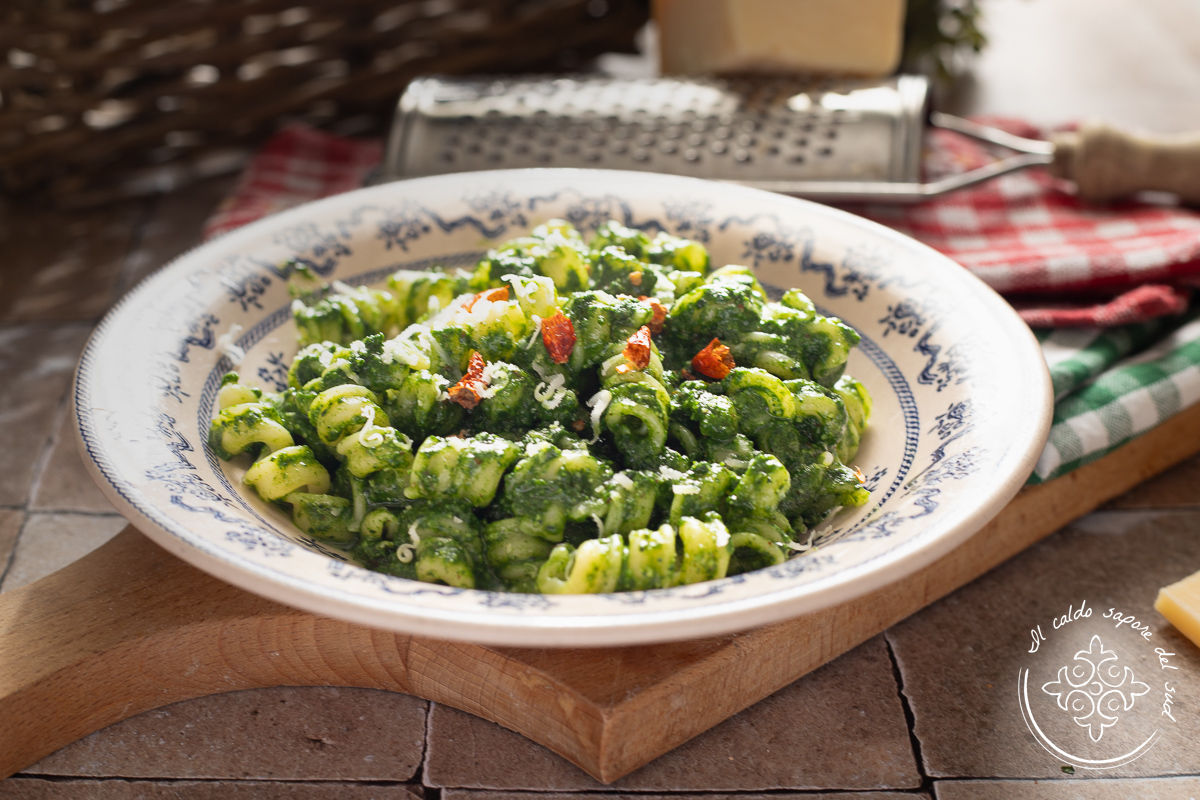 Pasta con pesto de col rizada (cavolo nero)