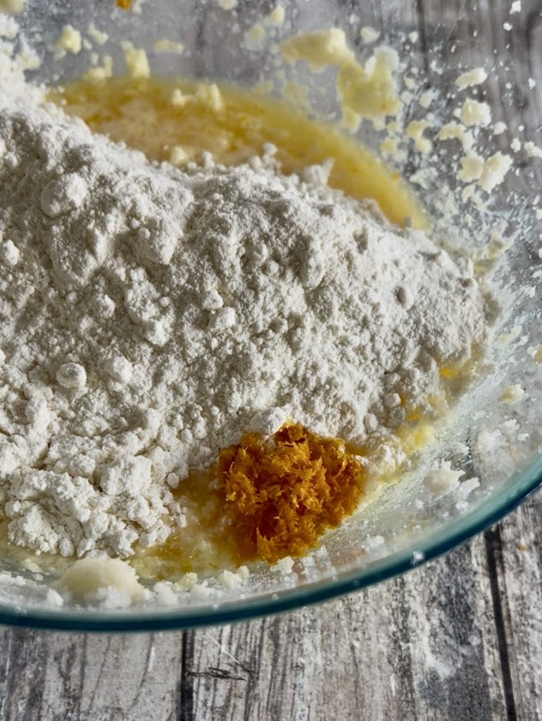 Harina y ralladura de naranja en la masa de las galletas suaves de naranja