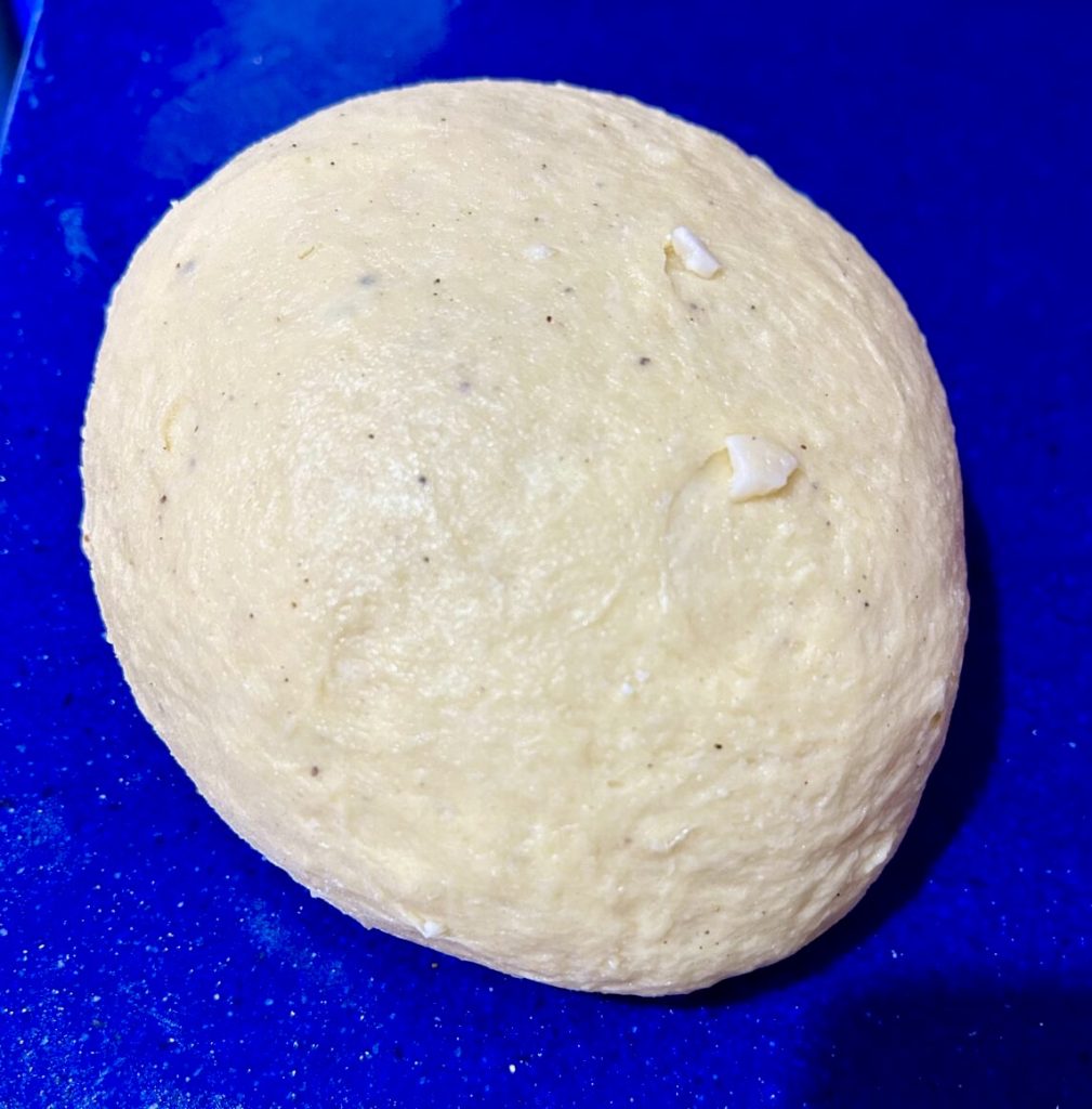 formar la masa de la pizza de queso de Pascua