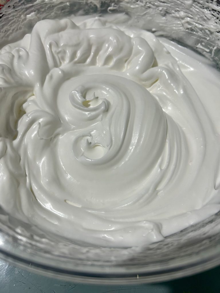 claras montadas a punto de nieve para tarta de claras de cacao esponjosa y ligera