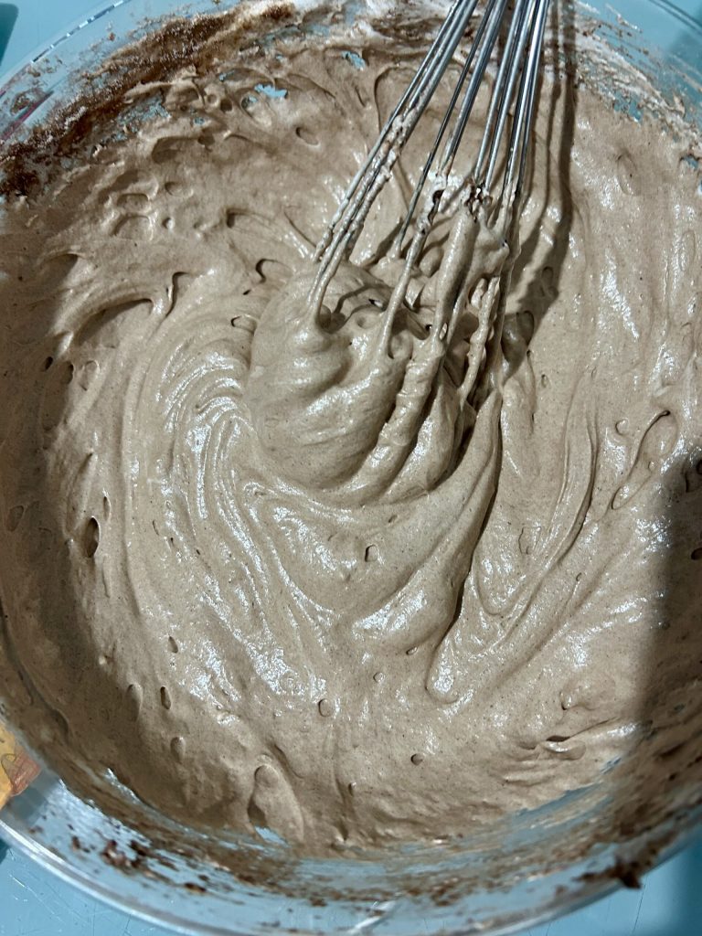 masa de tarta de claras de cacao esponjosa lista para hornear