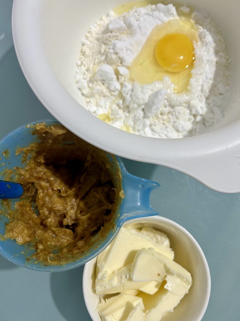 ingredientes galletas sin azúcar con huevo harina y mantequilla