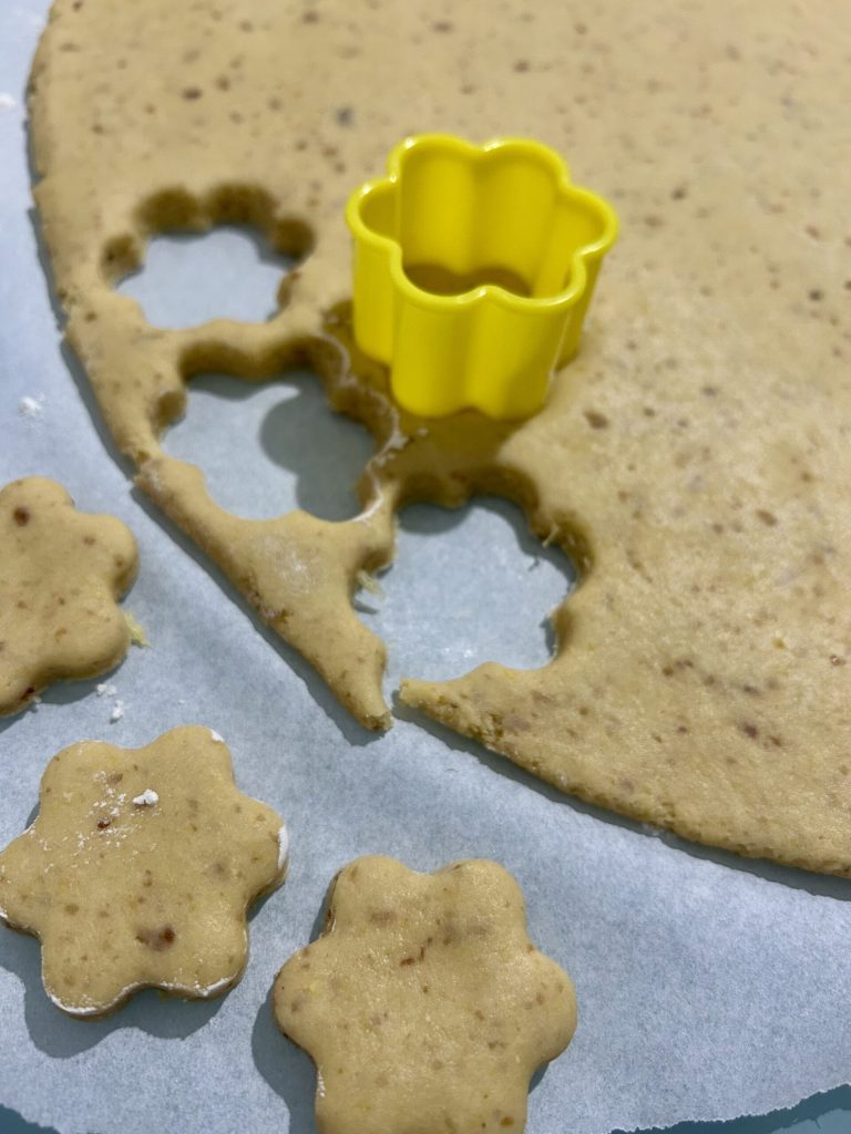 galletas sin azúcar cortadas con moldes