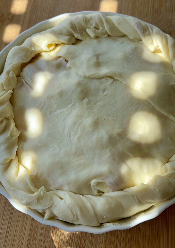 Tarta rústica cerrada con masa de hojaldre y bordes sellados