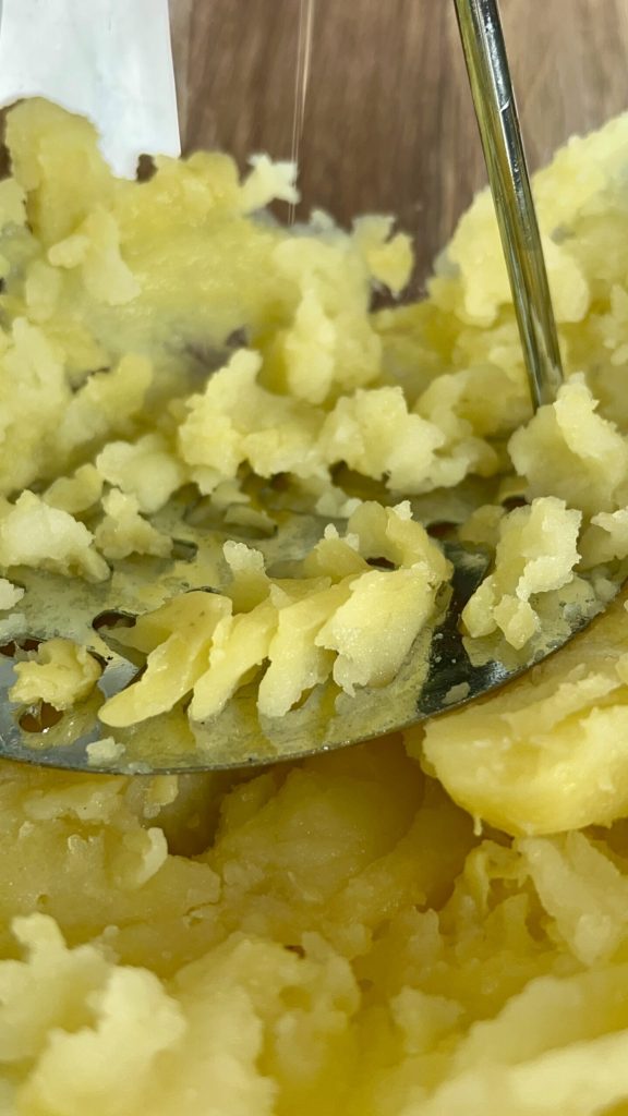 patatas cocidas aplastadas para la tortilla de patatas en sartén