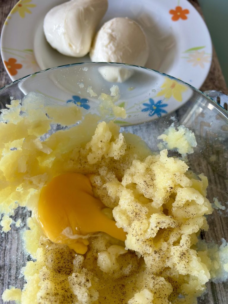 masa de croquetas de patata con huevo, parmesano y especias