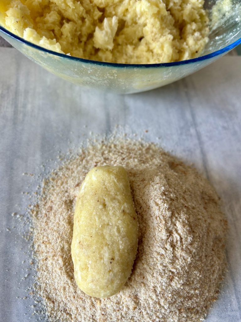 formar croquetas de patata a mano