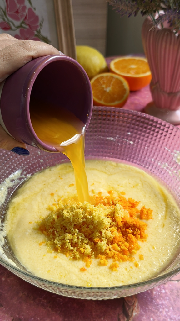 Incorporamos ralladura de limón y naranja y zumo de naranja