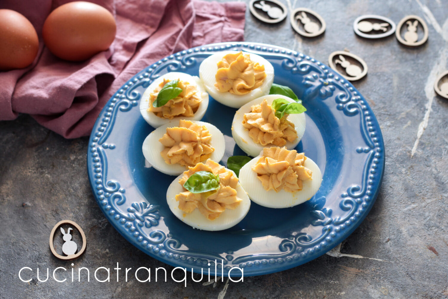 Huevos duros rellenos de atún y robiola