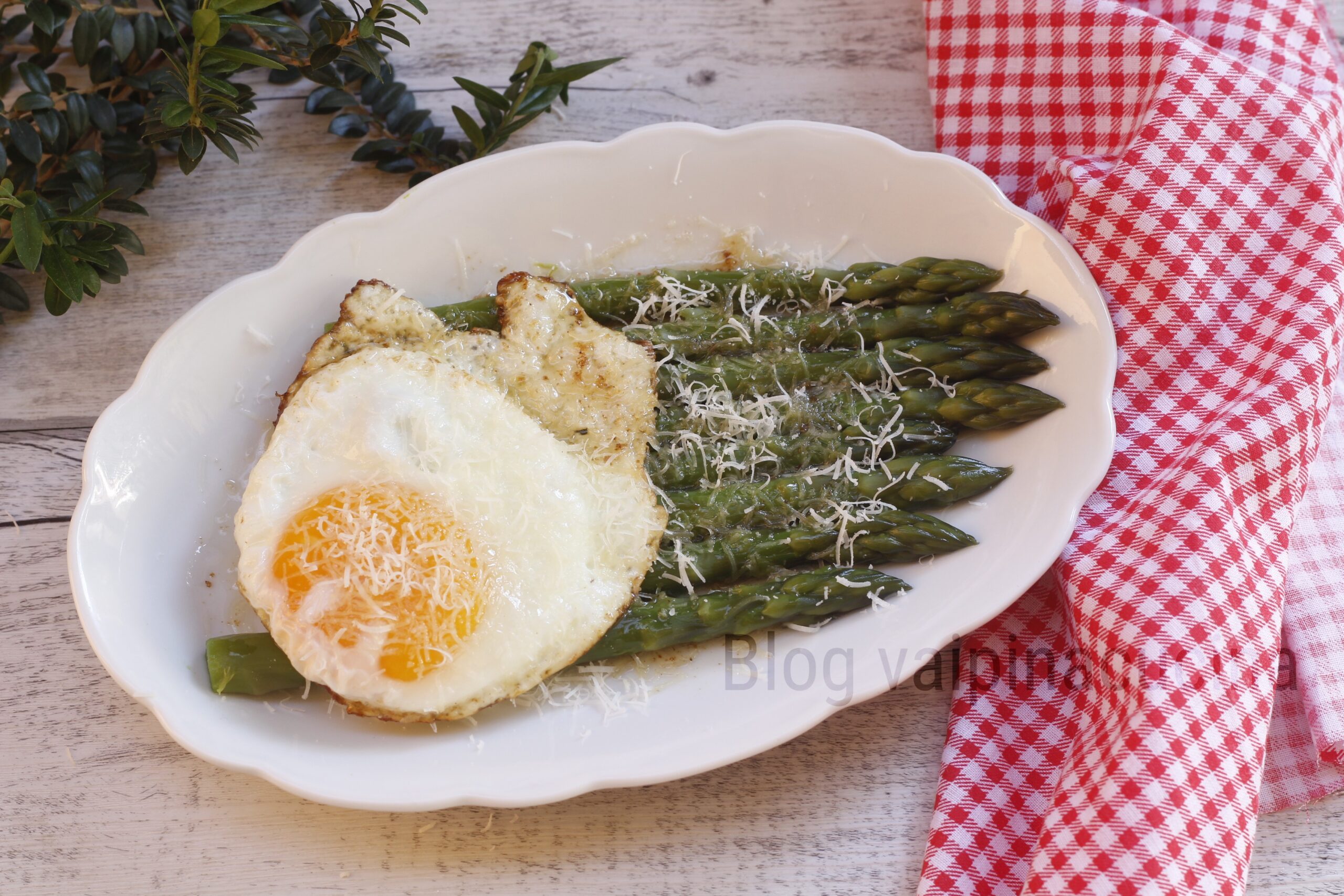 Espárragos con huevos a la Bismark