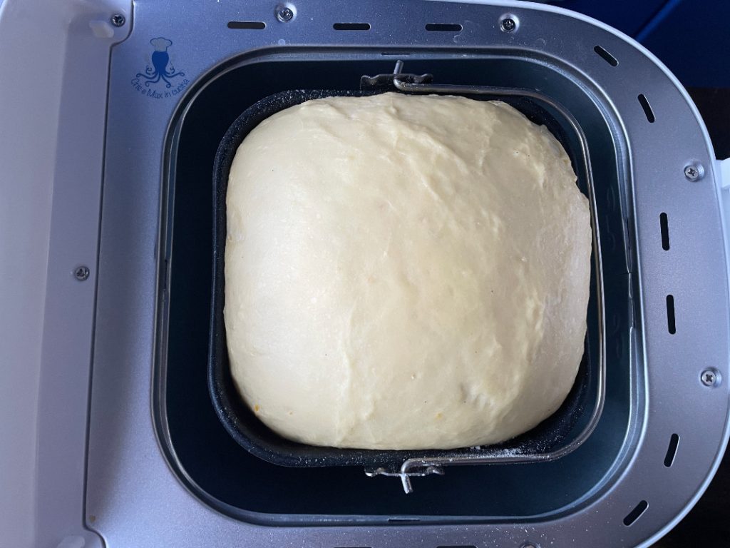 Masa del Cozonac con la máquina del pan