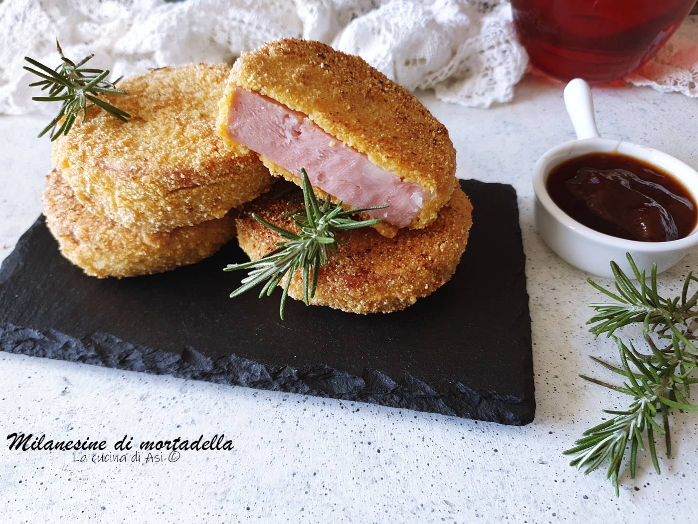 Milanesitas de mortadela crujientes con salsa barbacoa, aperitivo rico y rápido