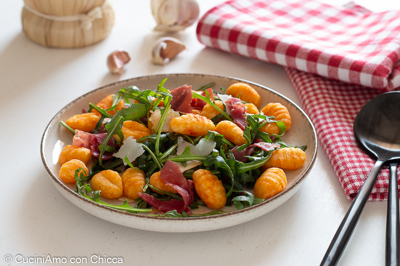 Ñoquis en freidora de aire con bresaola