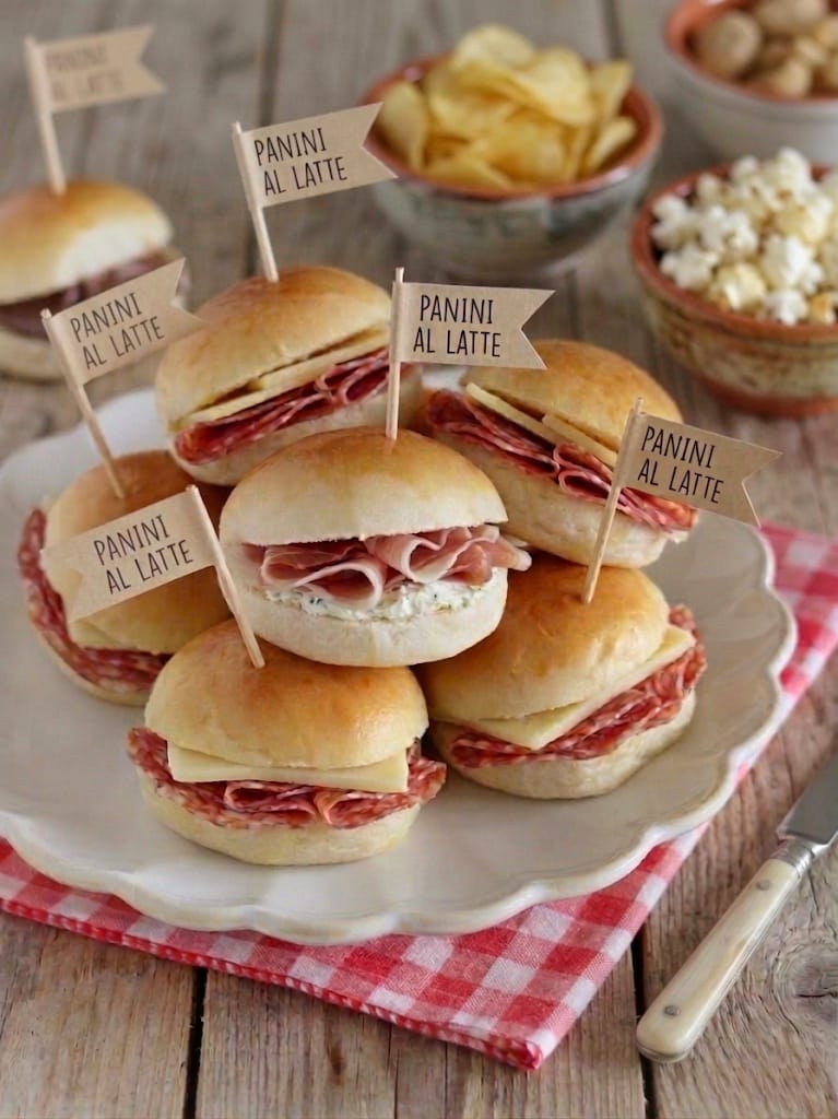 Panecillos de leche para buffet de fiesta