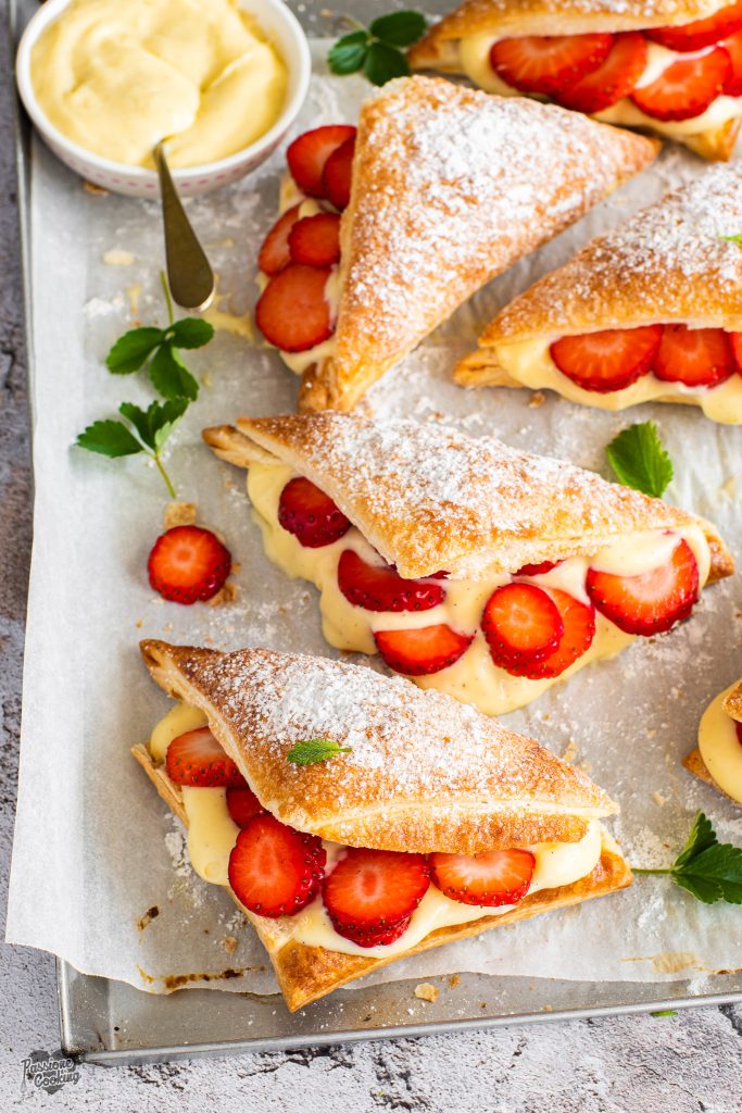 Paquetitos de hojaldre con crema y fresas