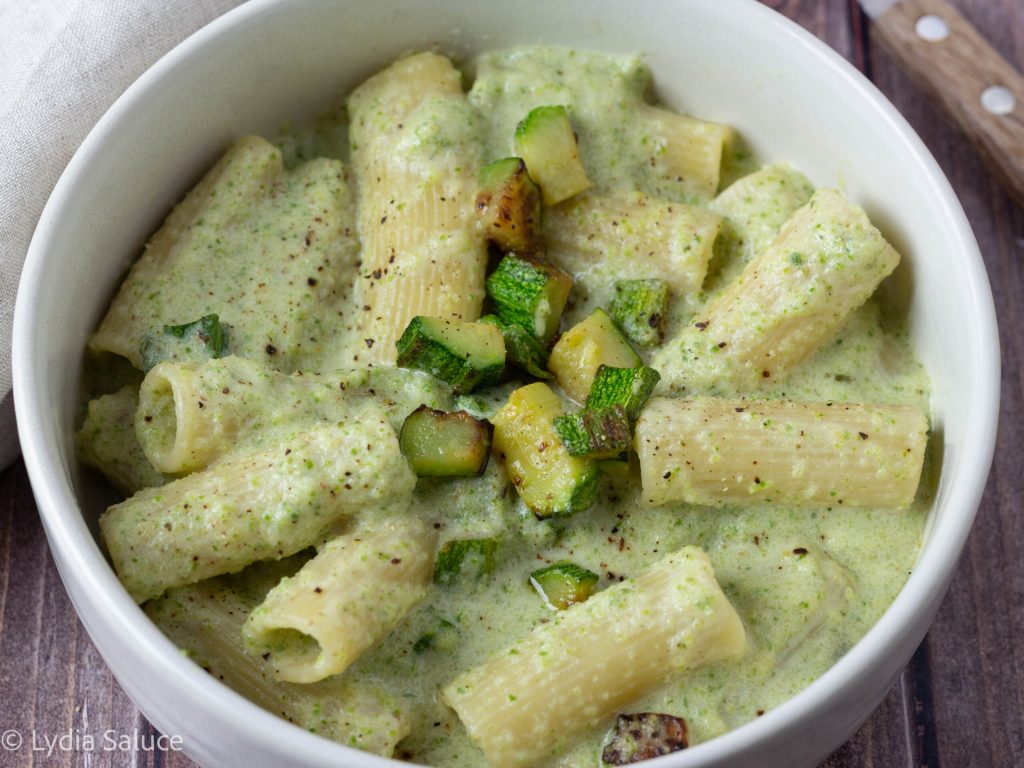 Pasta con crema de calabacines y stracciatella